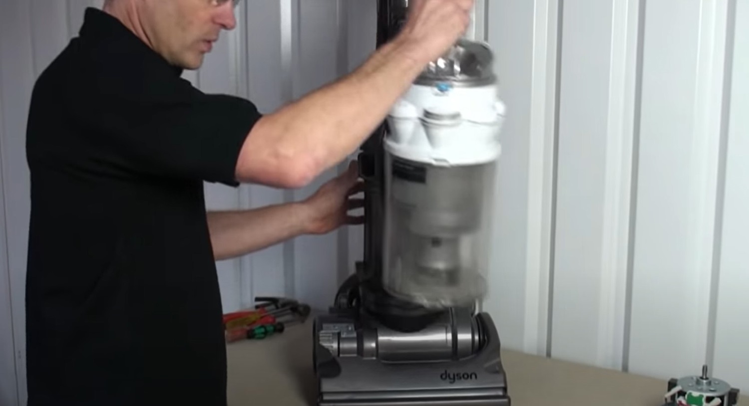 Dyson motor remove the bin